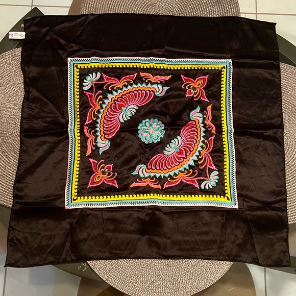 CHRISTIAN DIOR 100% SILK EMBROIDERED SCARF 22” x 22” EXCELLENT CONDITION - Picture 5 of 5